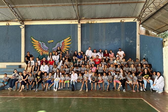 Participantes do Projeto Integrador na quadra do Lar