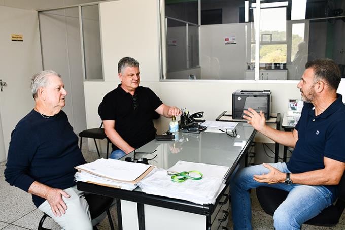 Alberto Klar e Alessandro Pita com o coordenador Marcelo Crepaldi