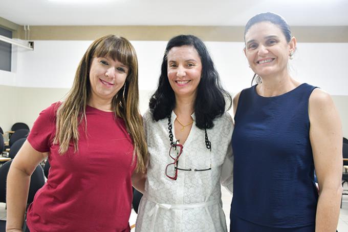 Avaliadora Dr. Camélia Murgo, autora do estudo Karina Anadão e a orientadora Dra. Elaine Negri