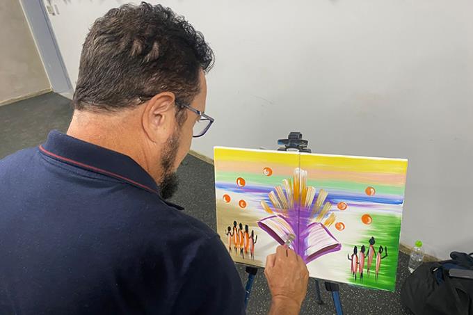 O professor Josué Pantaleão, coordenador do Programa Unoeste + Cultura, fez pintura ao vivo durante o evento