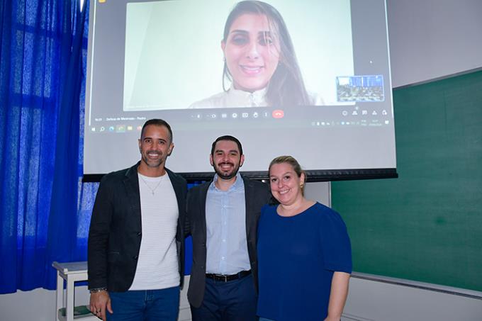 Dr. Leonardo, o novo mestre Pedro Meira Dolfini, Dra. Renata e Dra. Débora, no telão