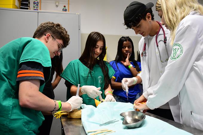 Durante a feira deste ano, mais de 80 oficinas práticas serão realizadas em prédios, estandes e laboratórios do campus 2