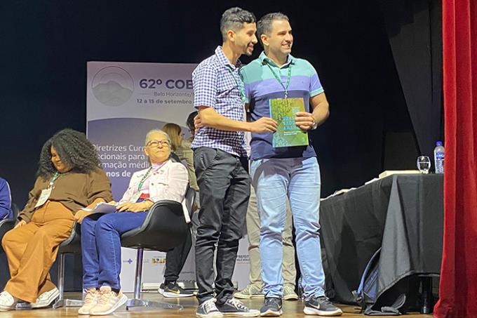 Momento em que o Dr. Guilherme recebeu a premiação representando todos os professores da Unoeste envolvidos no trabalho 