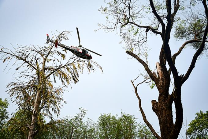 Helicóptero Águia 23, da Polícia Militar, no qual o capitão Cacciari comandou a dispensação de sementes de árvores nativas  
