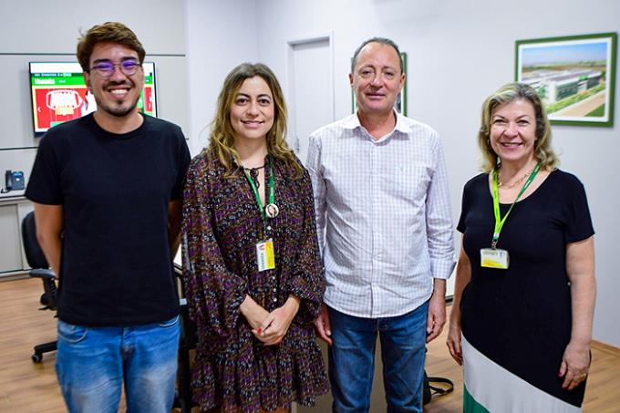 Aluno Dhiego, professora Fernanda, pró-reitor Dr. Creste e coordenadora Dra. Regina 