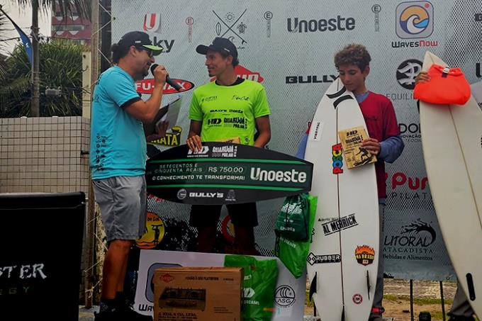 Pedro Miller recebe cheque de R$ 750 em nome do irmão John Miller, vencedor do sub 18