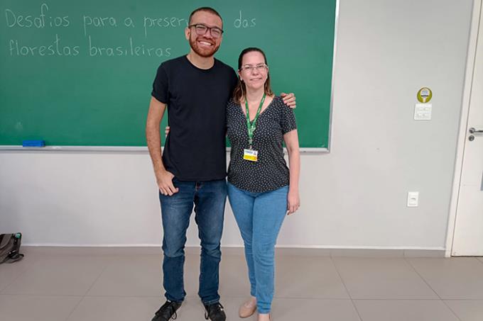 Luiz André Lomeu de Almeida e a bibliotecária Maria Letícia Silva Vila Real 