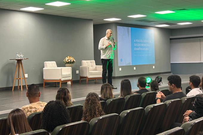 O psicólogo e secretário de Educação, Dr. Mohamad Abdul Rahim, provoca reflexões sobre os desafios atuais da saúde mental