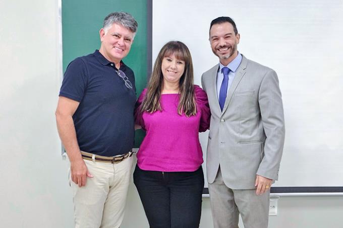 Dr. Roberto (avaliador presencial), Dra. Camélia e o médico José, aprovado para receber o título de doutor em Educação 