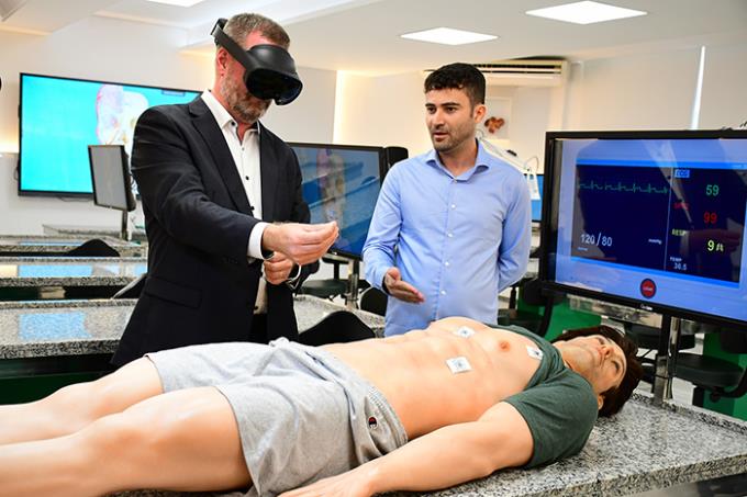 Durante visita, foram apresentadas novas tecnologias da área da saúde