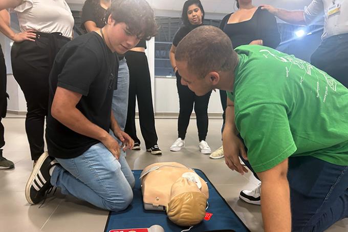 Estudantes treinam primeiros socorros em aula prática