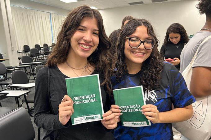 As alunas Maria Fernanda e Yasmin descobriram novas possibilidades profissionais ao fazer o teste vocacional