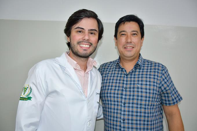 Gustavo e o orientador, professor doutor Wilson Romero Nakagaki