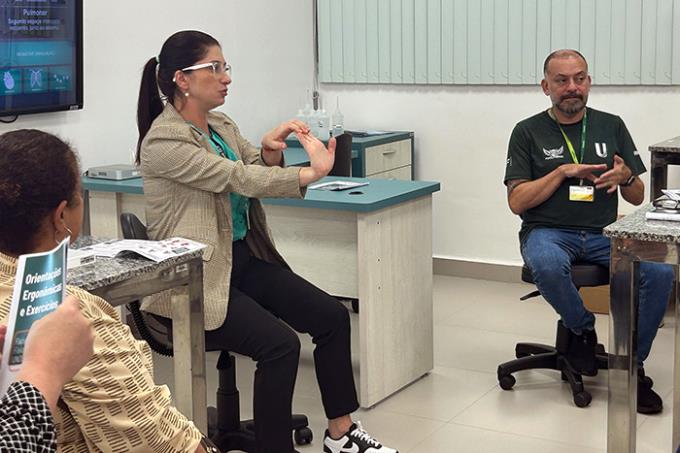 Participantes colocam em prática orientações sobre postura e bem-estar