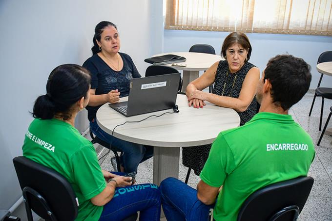 Últimos dias do IR: alunos e professores orientam público