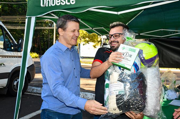 Premiação ao 1º lugar da gincana de arrecadação de e-lixo nas escolas: Dr. Adilson e o professor Evandro, da Etec
