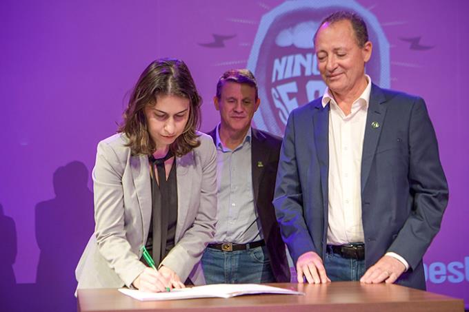 Assinatura do Pacto “Ninguém se Cala” no Teatro César Cava