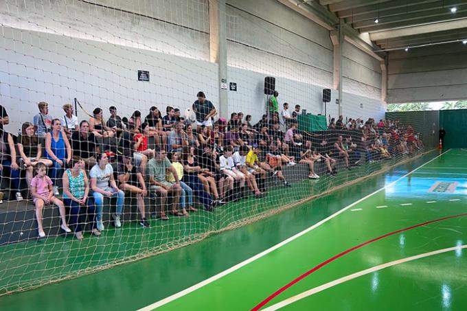 Público presente na arquibancada do ginásio incentiva e torce pelos estudantes