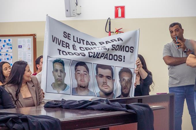 Estudantes reproduziram protestos durante o júri simulado