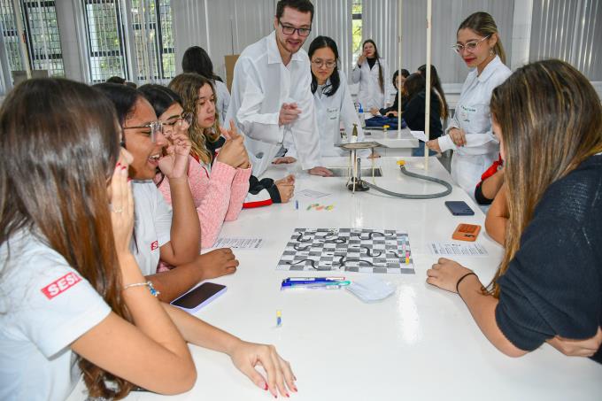 Jogo de tabuleiro, com perguntas e respostas, sobre dez zoonoses diferentes