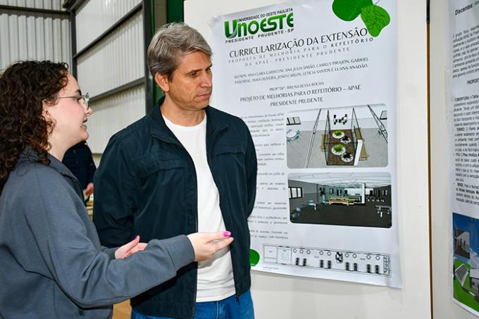 Fernando, presidente da Apae, recebendo explicações sobre projeto de acessibilidade e conforto ambiental