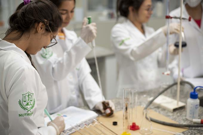 Alunos, egressos e equipe celebram nota máxima da Nutrição
