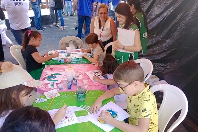 Pintura de desenhos: atividade presente nas cinco edições do programa 