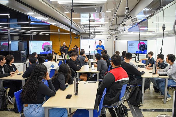 Alunos começam capacitação no HackaTruck em Prudente