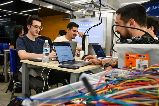 Em nova etapa, alunos dão início a projetos no HackaTruck