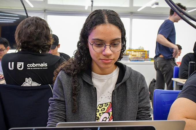 Ana Caroline Souza do Amaral está em grupo que desenvolve projeto para agronegócio