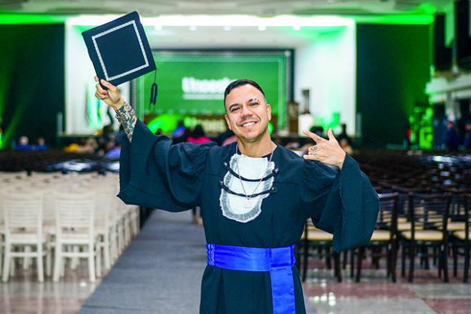 Baixista consagrado, Heitor Gomes celebra formação em Música