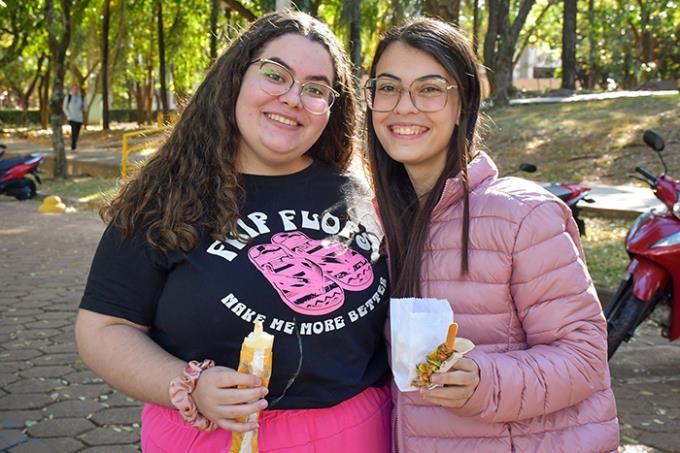 Janine Oliveira e Giovana Machado voltam para o 5º termo de Medicina Veterinária
