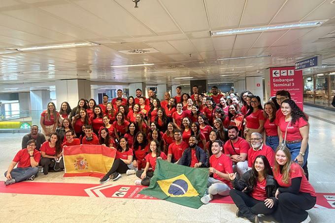 Grupo de 80 estudantes brasileiros selecionados pelo Top Espanha 2025, prontos para a viagem