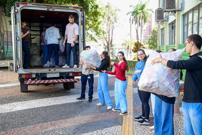 Calouros destinam cerca de 12 mil medicamentos para doação