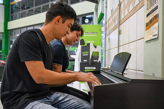 Alunos arriscaram apresentação em dupla
