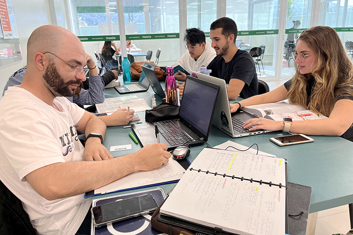 Biblioteca da Unoeste Guarujá é espaço de estudo e conexão
