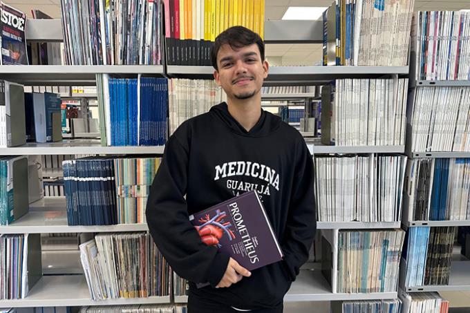 Matheus, aluno de Medicina, destaca a biblioteca como espaço que o motiva a estudar e facilita vínculos com os colegas