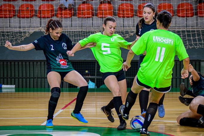 Intercursos 2025 começa com disputas no futsal feminino
