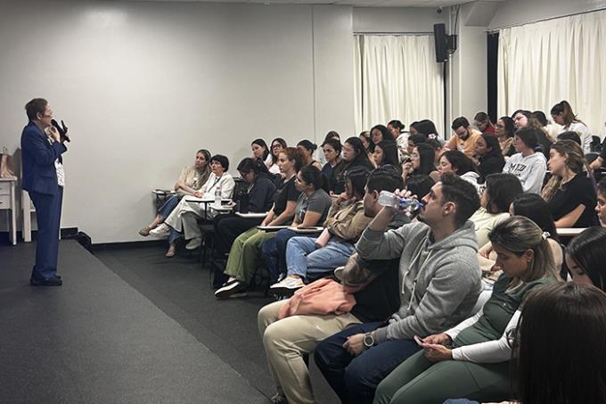 Acadêmicos e profissionais da saúde se reuniram para debater os benefícios do leite materno