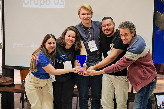 Equipe vendedora, formada por egressos e alunos da Unoeste