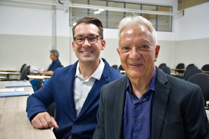O médico Pedro Henrique Meireles Vieira e seu orientador, Dr. Luiz Euribel Prestes Carneiro 