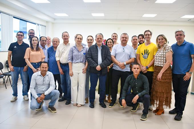 Secretários, vereadores, deputado Bragato, o médico Dr. Gabriel e o pró-reitor Dr. José Eduardo Creste, da Unoeste