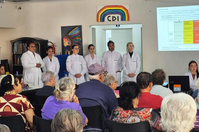 Alunos da Unoeste levam saúde e cuidado ao Centro do Idoso