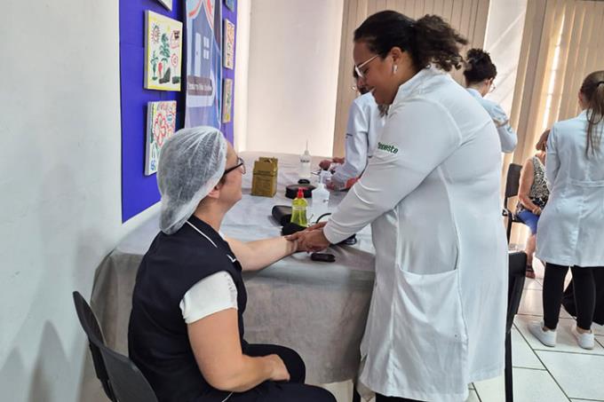 A aluna Luisa Hespanhol realiza procedimentos aprendidos durante a graduação