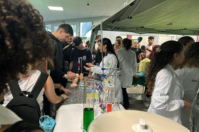 Feira de Profissões inspira escolhas de carreira em Guarujá