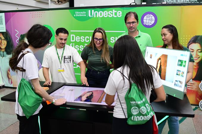 Feira de Profissões oferece novidade EAD e envolve a pós