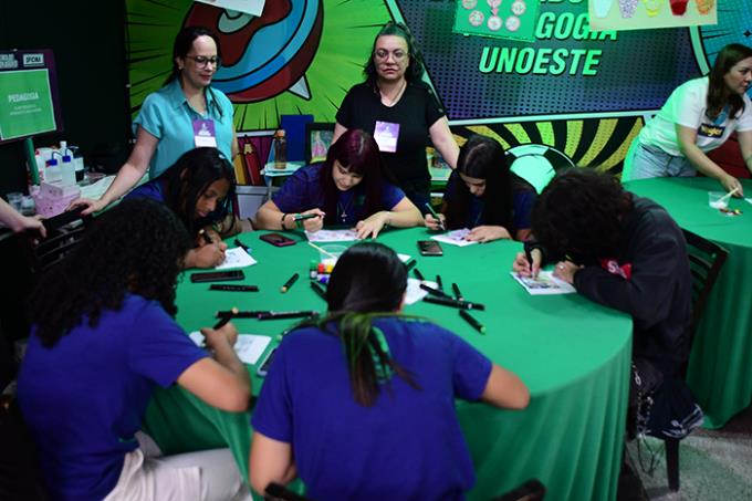 Feira de Profissões da Unoeste reúne alunos e professores do ensino médio em imersão profissional