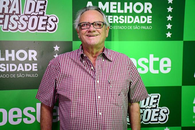 Dr. Cesar Lima durante visita a feira de Profissões 2025