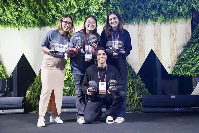 Equipe vencedora do 8º Hacklab no FNESP 2025, com Carina Assakawa ao centro 
