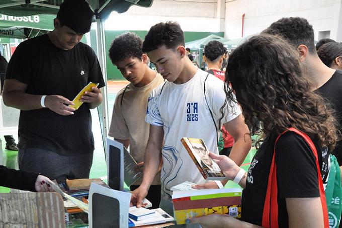 Unoeste recebe mais de mil estudantes na Feira de Profissões